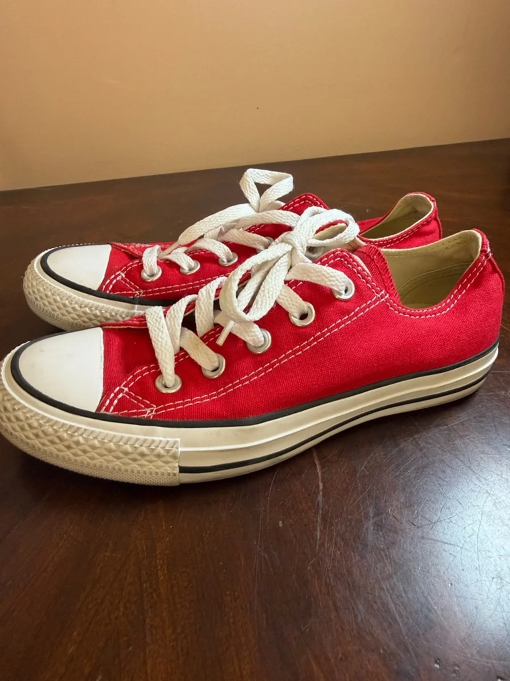 Converse Low Top Sneakers in‎ Red and White